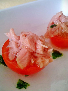 Una foto de Tomate cherry con atún desmigado, en su aceite