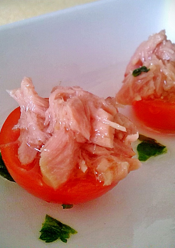 Una foto de Tomate cherry con atún desmigado, en su aceite