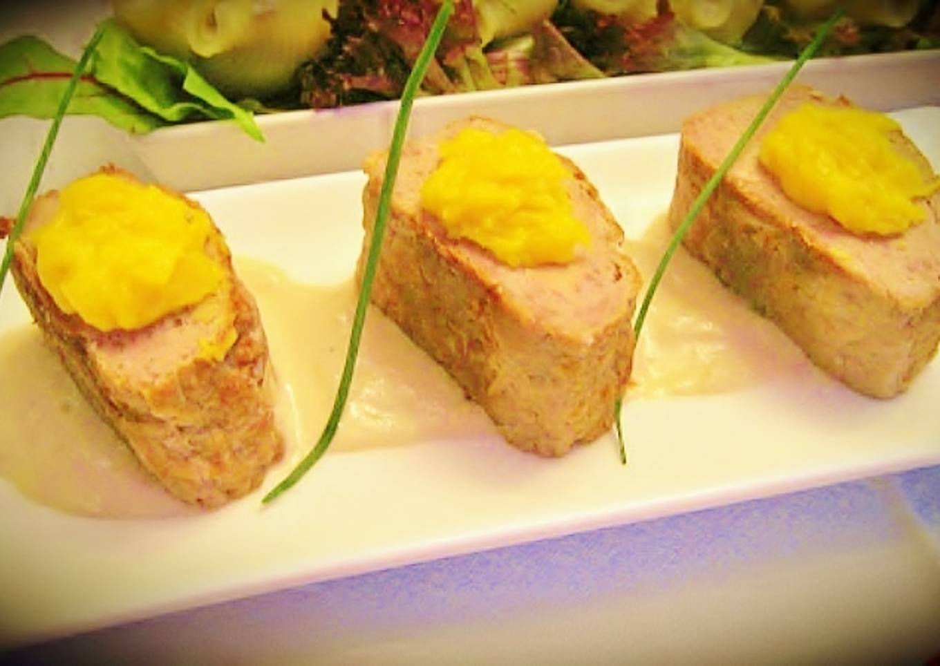 Tronco de carne picada rellena de paté y compota de mango