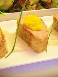 Una foto de Tronco de carne picada rellena de paté y compota de mango