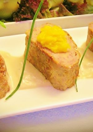 Una foto de Tronco de carne picada rellena de paté y compota de mango