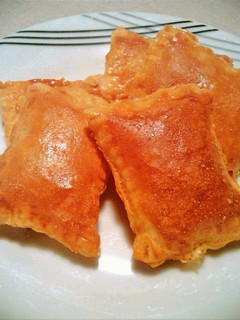 Una foto de Caprichos de Hojaldre, rellenos de Sobrasada con Miel.