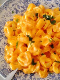 Una foto de Tortellini de carne con salsa arrabbiata