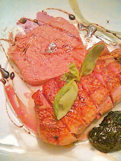 Una foto de Magret de Pato con Foie y mermelada de Arándanos