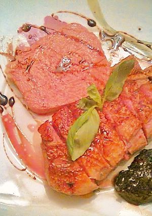 Una foto de Magret de Pato con Foie y mermelada de Arándanos
