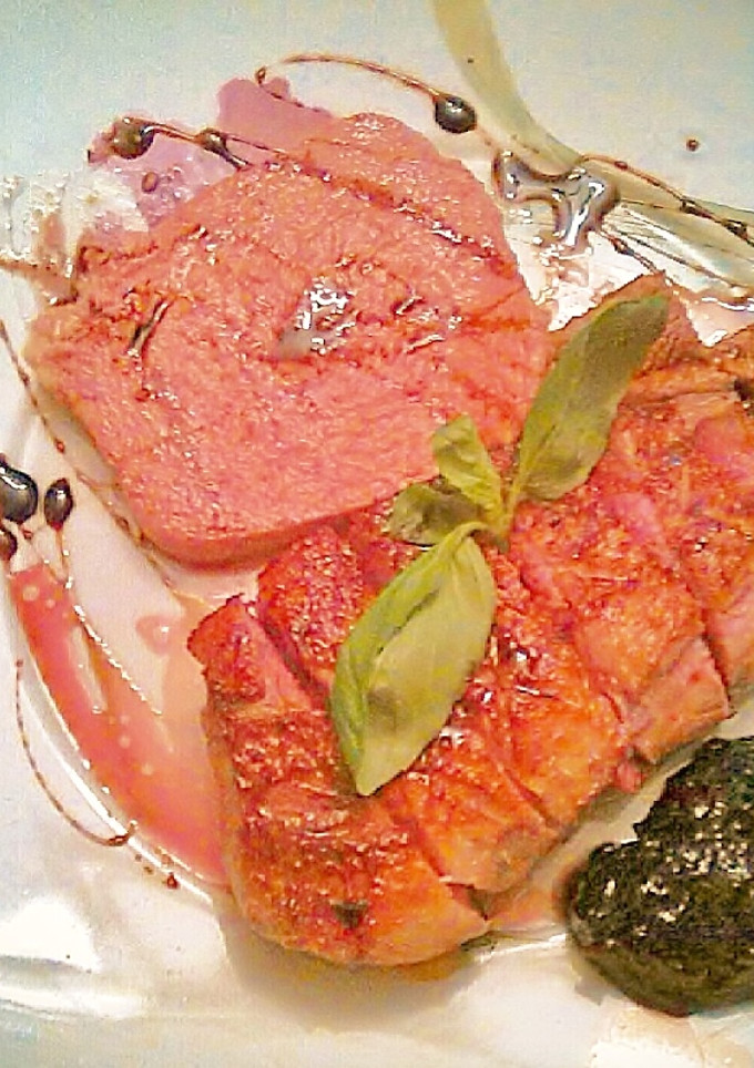 Una foto de Magret de Pato con Foie y mermelada de Arándanos