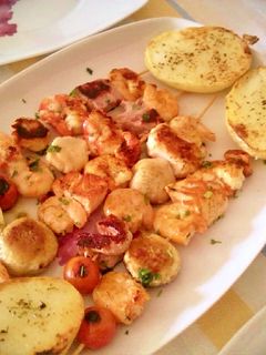 Una foto de Brochetas de frutos del mar