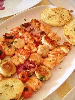 Una foto de Brochetas de frutos del mar
