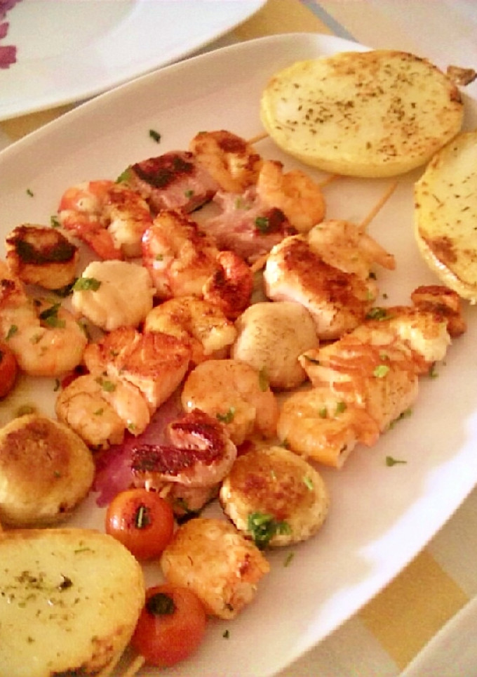 Una foto de Brochetas de frutos del mar