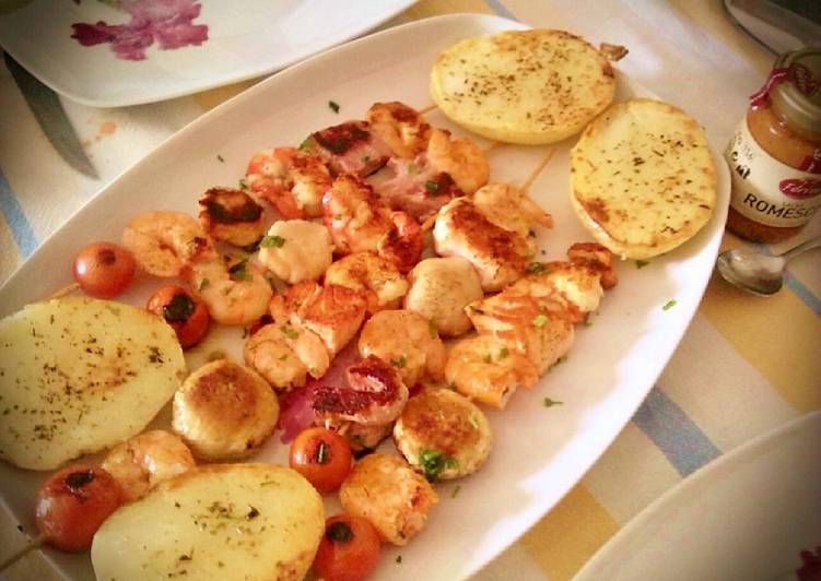 Brochetas de frutos del mar