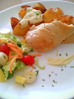 Una foto de Pollo asado con allioli