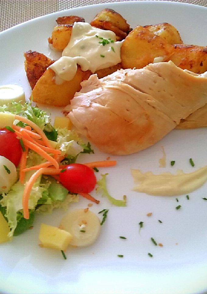 Una foto de Pollo asado con allioli
