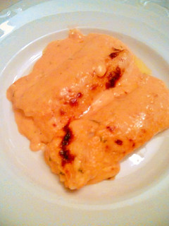 Una foto de Canelones rellenos de bacalao con bechamel de piquillos