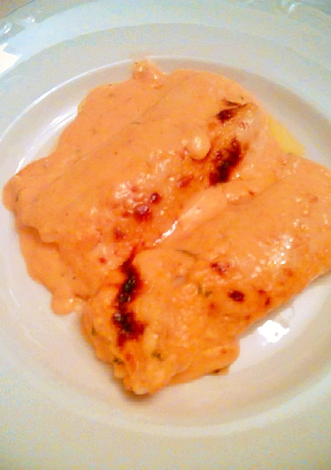 Una foto de Canelones rellenos de bacalao con bechamel de piquillos