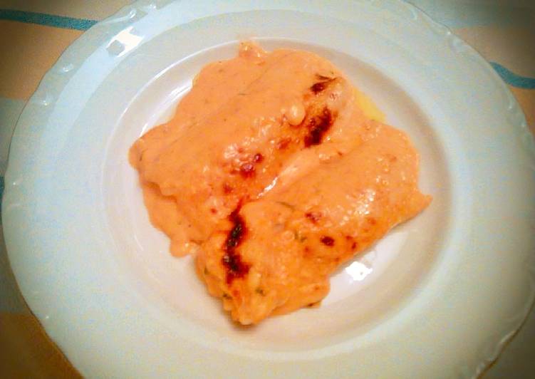 Canelones rellenos de bacalao con bechamel de piquillos