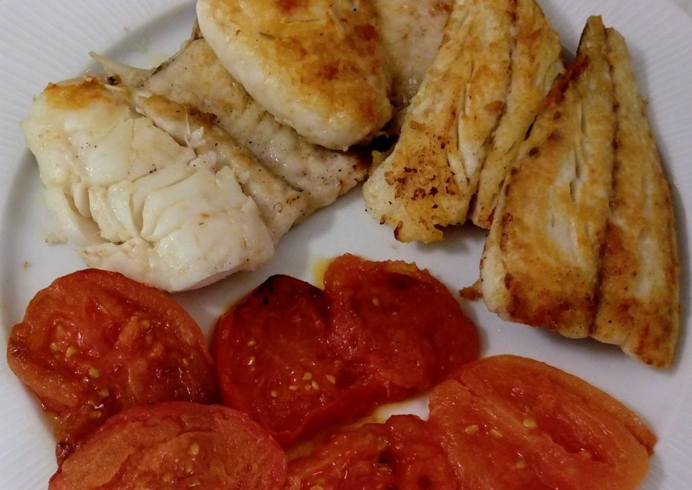 Merluza y tomates a la plancha