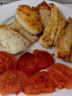 Una foto de Merluza y tomates a la plancha