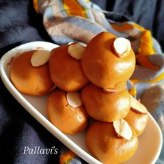 A picture of Besan ladoo.