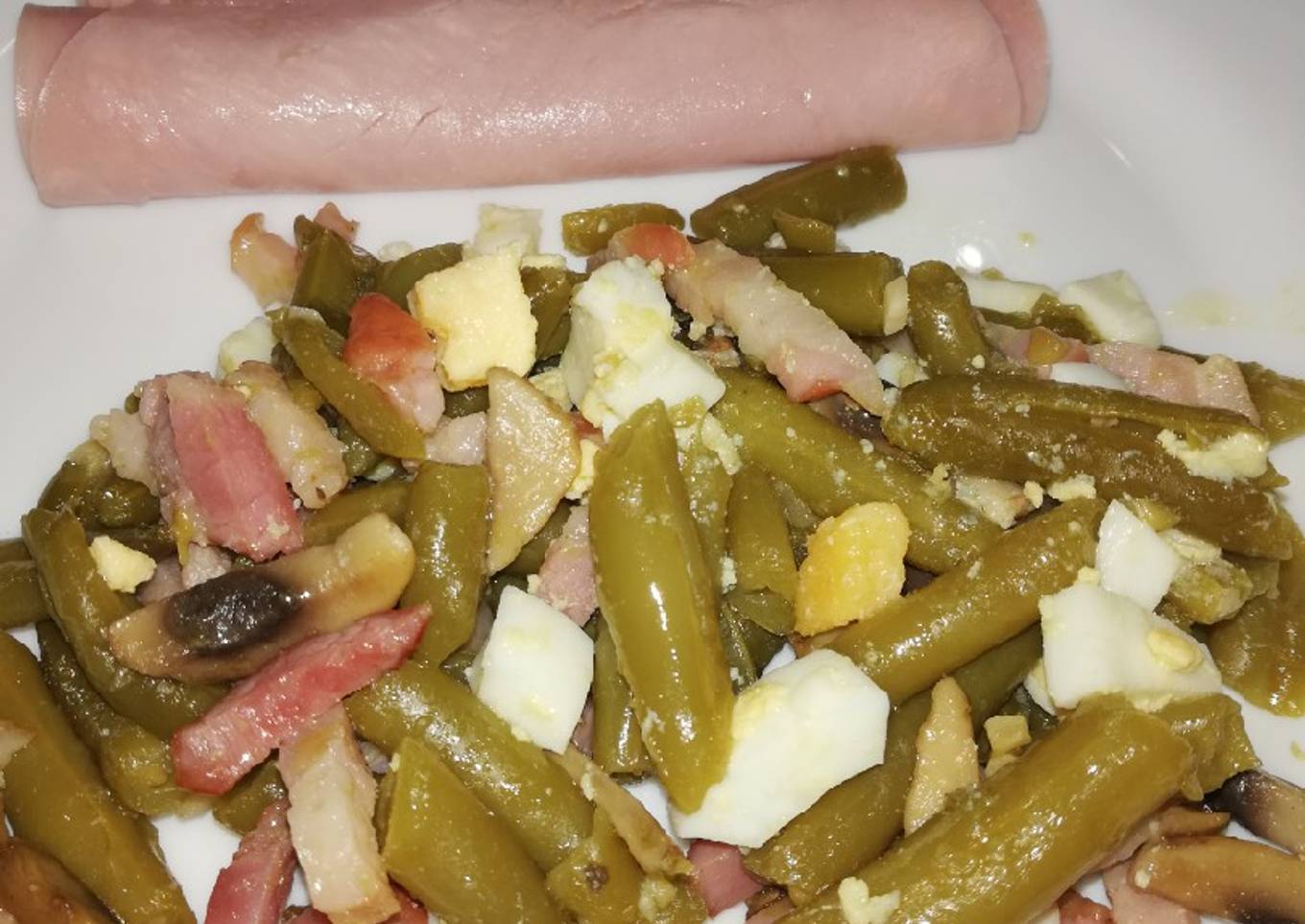 Salteado de judías verdes con champiñón, ajo, bacon y huevo