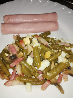 Una foto de Salteado de judías verdes con champiñón, ajo, bacon y huevo