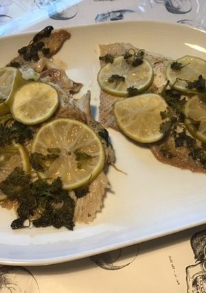 Une photo de Ailes de raie au citron vert, échalote et persil frais