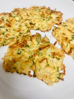 Una foto de Tortitas de calabacín y patata