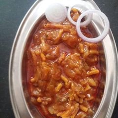 A picture of Onion sabji with gathiya.