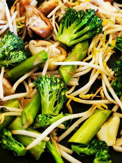 Foto de Cogumelos com Brócolos e Rebentos de Soja