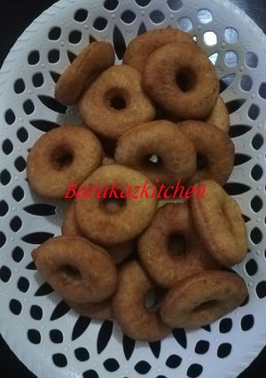 A picture of Simple vanilla doughnuts.