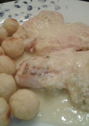 Una foto de Pollo  con crema de espárragos