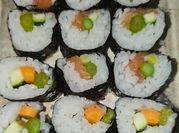 Una foto de maki de salmón