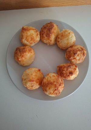 Una foto de Bolas de queso sin gluten, huevo y lactosa. en freidora de aire