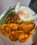 Pechuga de pollo con especias, verduras y huevo a la plancha