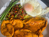 Pechuga de pollo con especias, verduras y huevo a la plancha