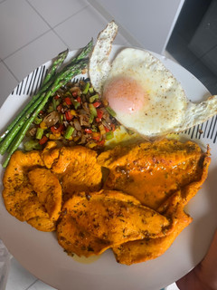 Una foto de Pechuga de pollo con especias, verduras y huevo a la plancha