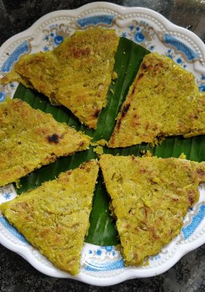 केळफुलाची पानगी (खोल्यातली केळ फुलाची रोटी)(kel-fulachi pangi recipe in marathi) रेसिपी चे मुख्य फोटो 