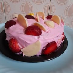 A picture of Strawberry eggless cake.