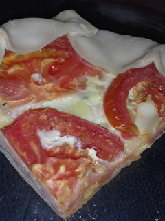 Una foto de Tarta de jamón, tomate y queso o pizza con pascualina, súper fácil y rápida