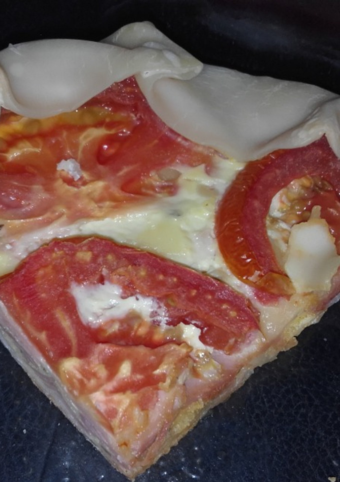 Una foto de Tarta de jamón, tomate y queso o pizza con pascualina, súper fácil y rápida