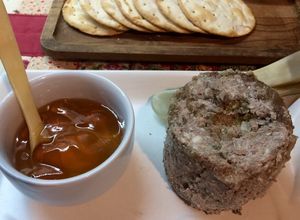 Una foto de Recetas para enamorar: Paté y brie (hiper fácil y rápido, no barato)