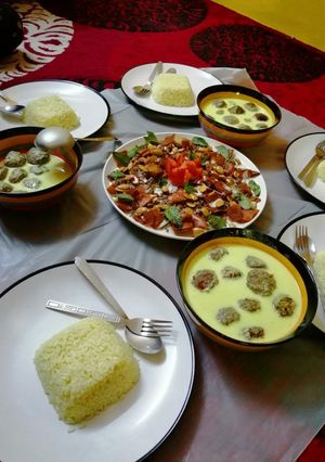 صورة لوصفة كفته بلبن مع رز ابيض وفته باذنجان