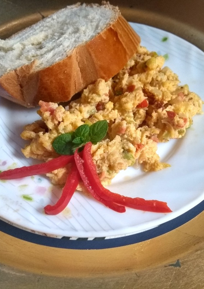 Una foto de Huevos revueltos con jamón y menta