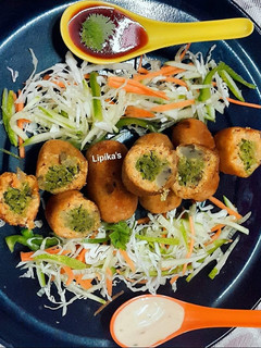 A picture of Stuffed alu roll with green peas filling.