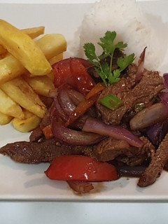 Una foto de Lomo saltado peruano