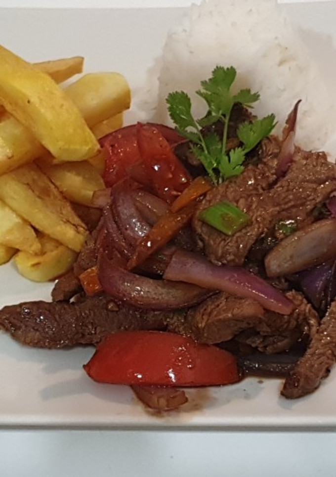 Una foto de Lomo saltado peruano