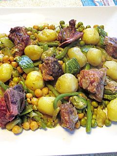 Una foto de Costillas de cerdo con patatas nuevas, garbanzos