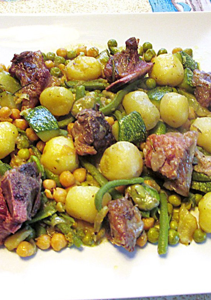 Una foto de Costillas de cerdo con patatas nuevas, garbanzos
