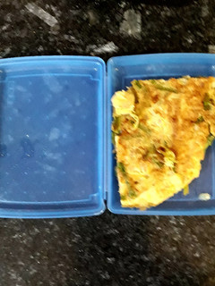 Una foto de Tortilla de espárragos, ajos tiernos y gambas