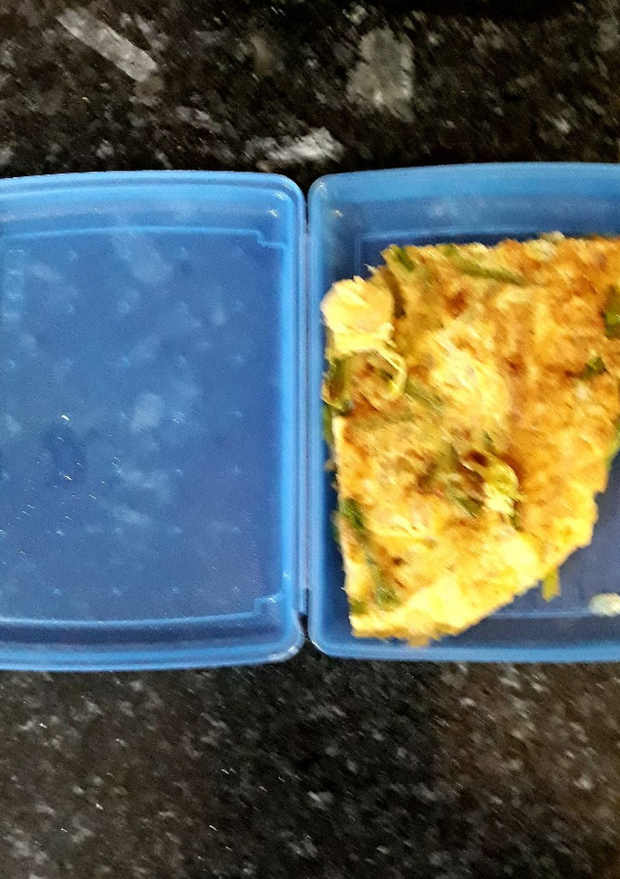 Una foto de Tortilla de espárragos, ajos tiernos y gambas