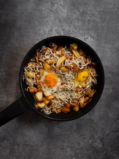 Una foto de Huevos rotos con gulas